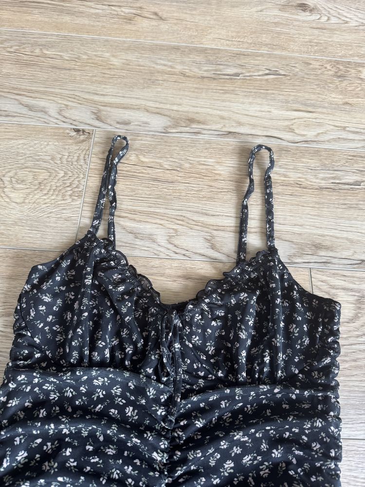 Czarna krótka dopasowana letnia sukienka na ramiączka rozmiar M H&M