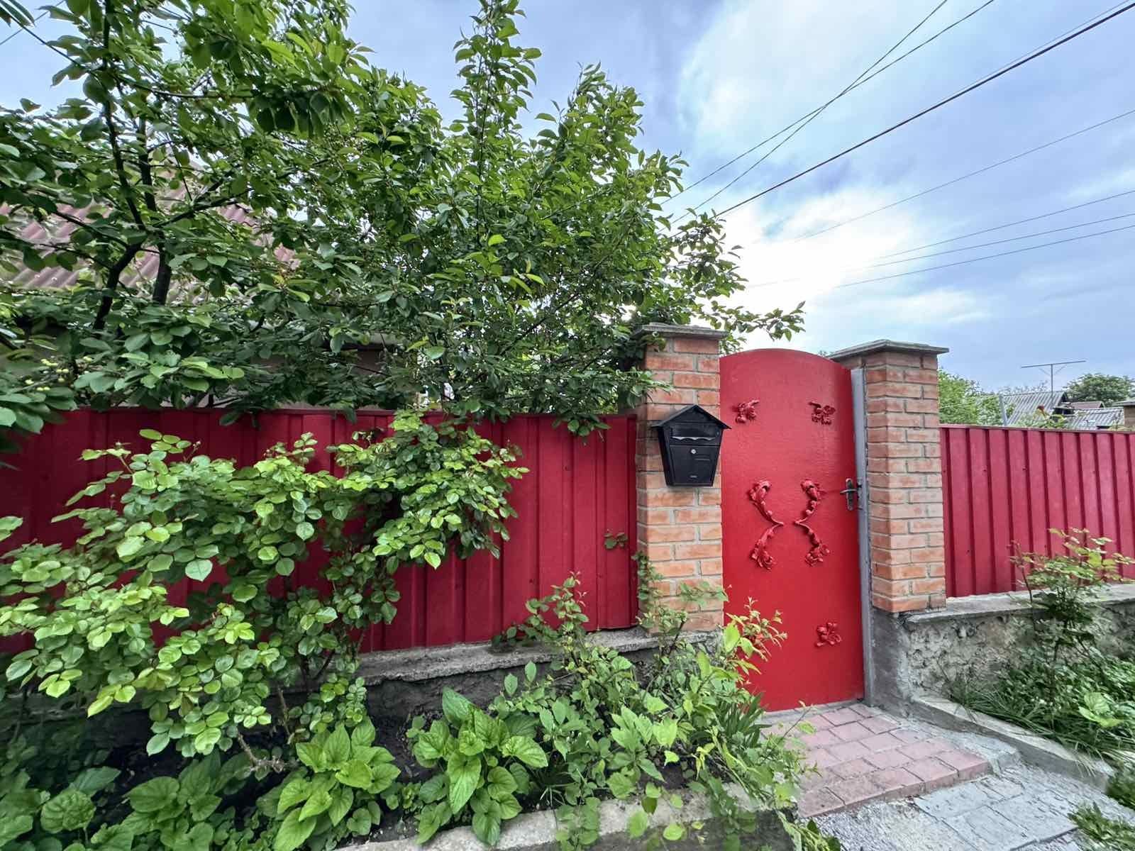 Продам півбудинку в районі 33 школи.