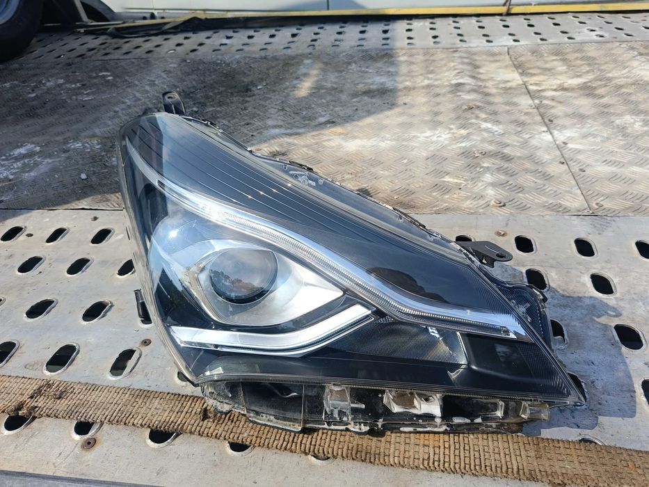 Lampa Prawy Przód Toyota Yaris III Lift / Bardzo Ładna / Oryginał