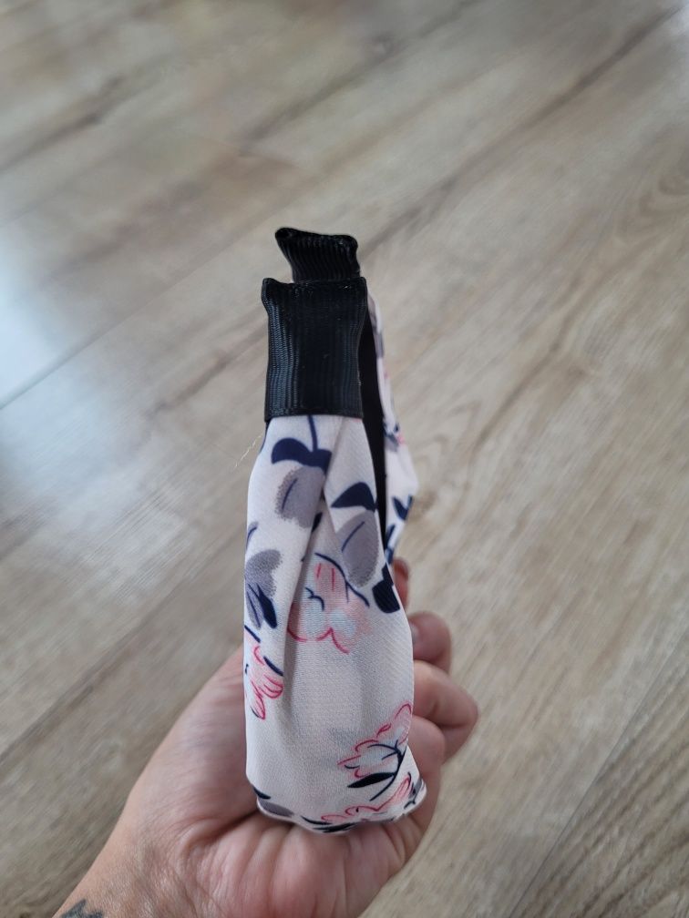 Nowa opaska do włosów biała w kwiaty przeplatana z węzłem supełkiem