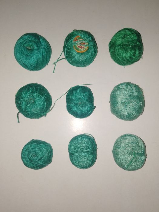 Продаються нитки.