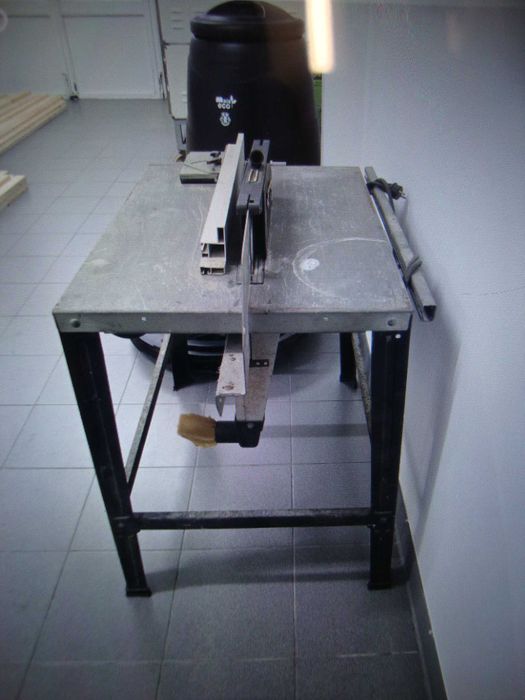 Mesa ELU em ferro para corte de madeira com disco angular ELU, Usada