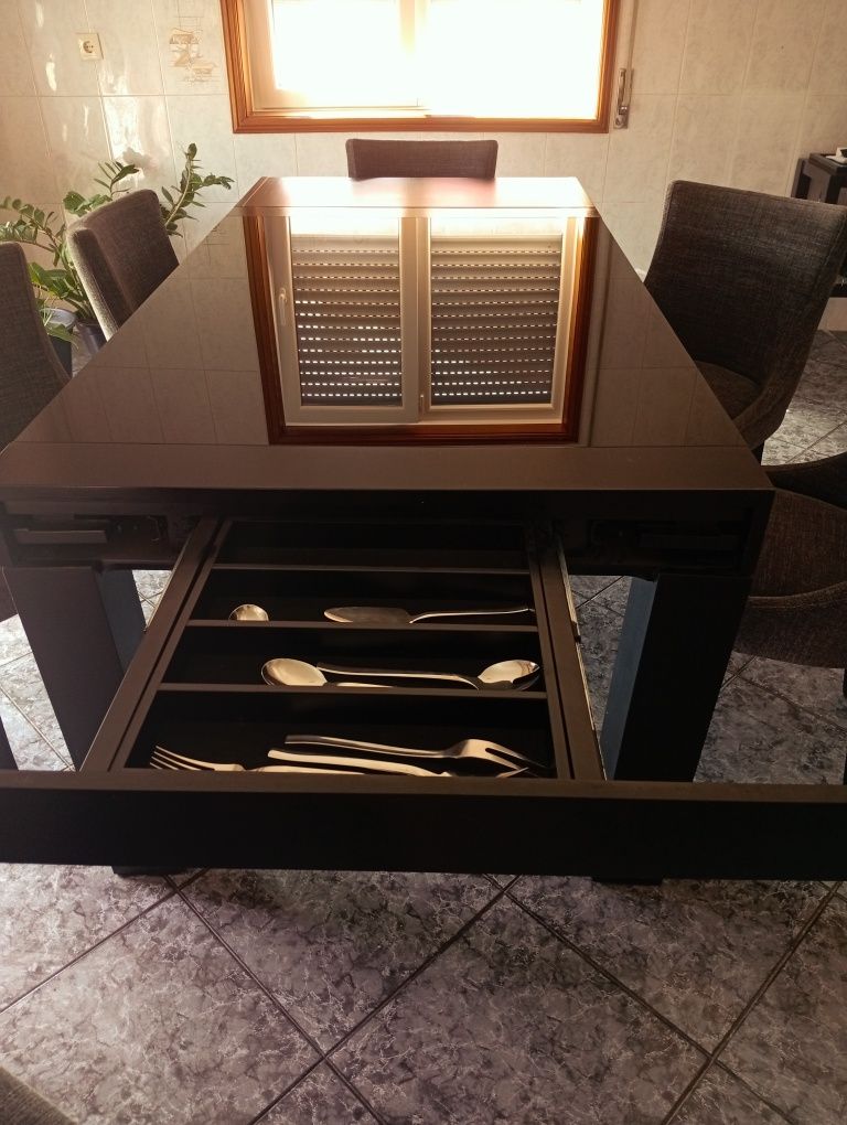 Mesa e cadeiras sala de qualidade