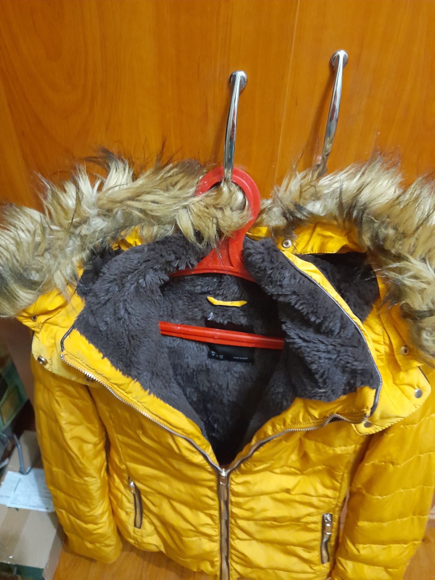 Жовта яскрава утеплена курточка Zara розмір л, м