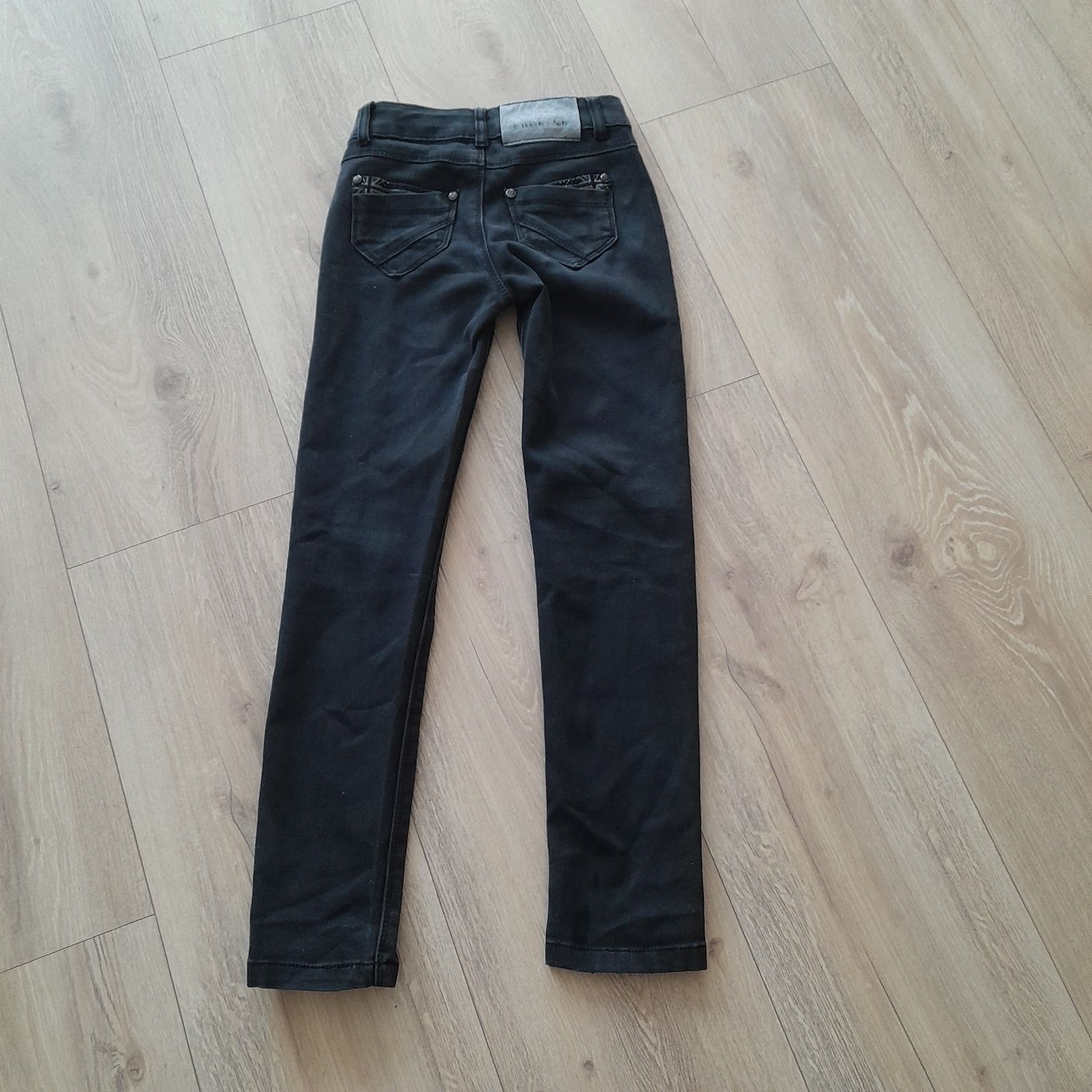 Czarne jeansy dla dziewczynki 134 cm