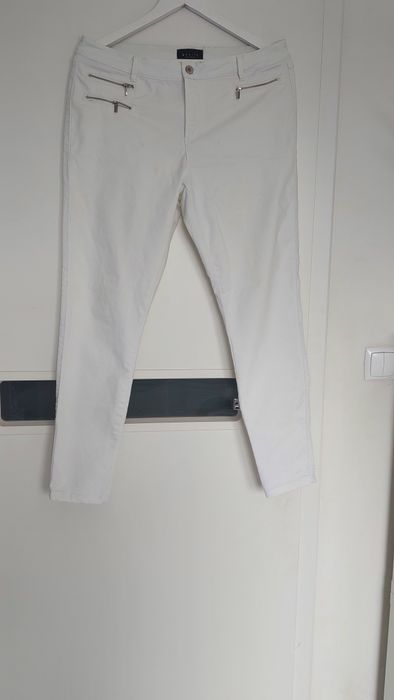 Białe spodnie damskie