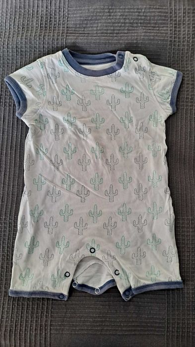 Babygrow curto com motivos de cactos