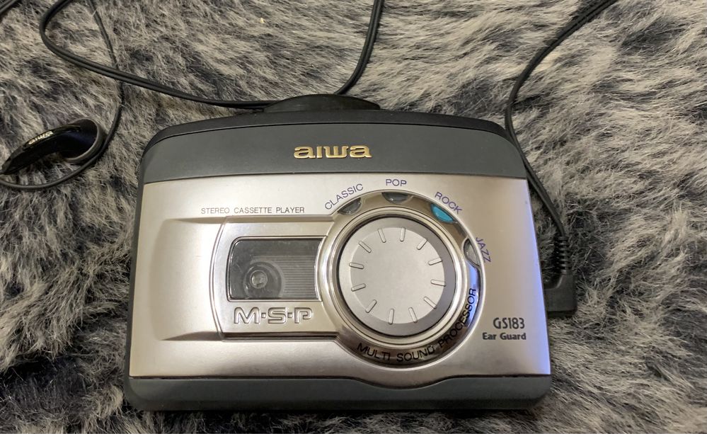 Walkmen Aiwa z słuchawkami .