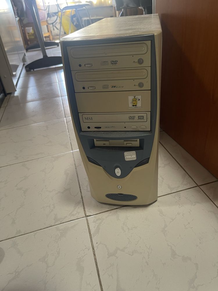 Computador antigo em bom estado