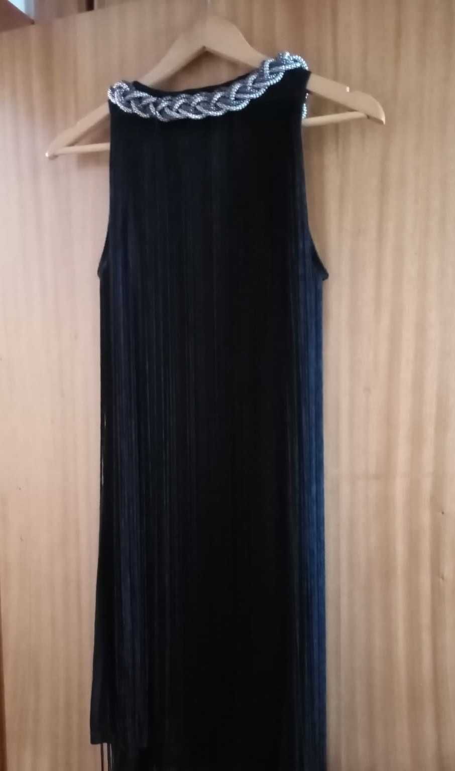 Vestido preto de franjas