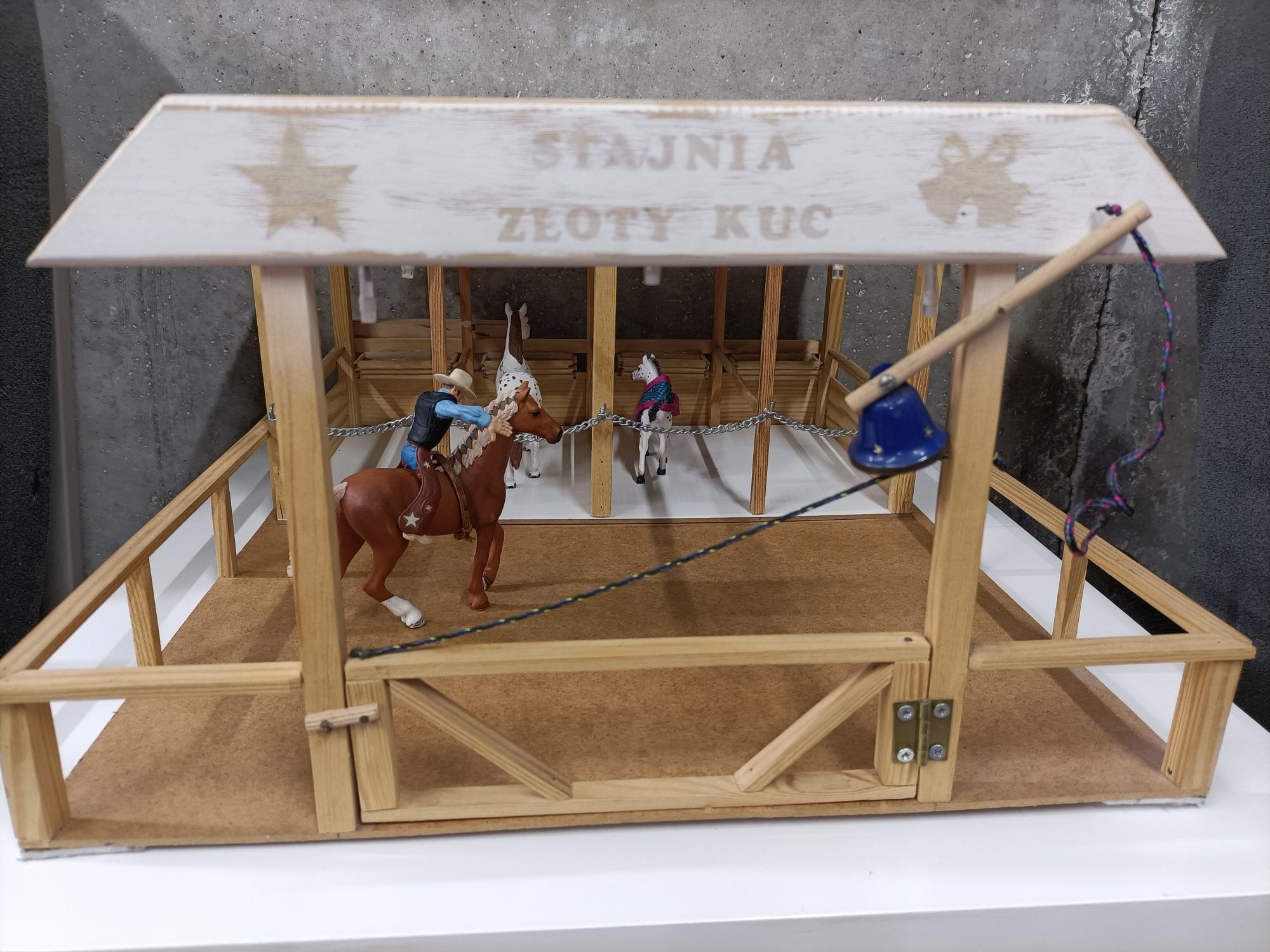 Stajnia DIY dla figurek koni Schleich