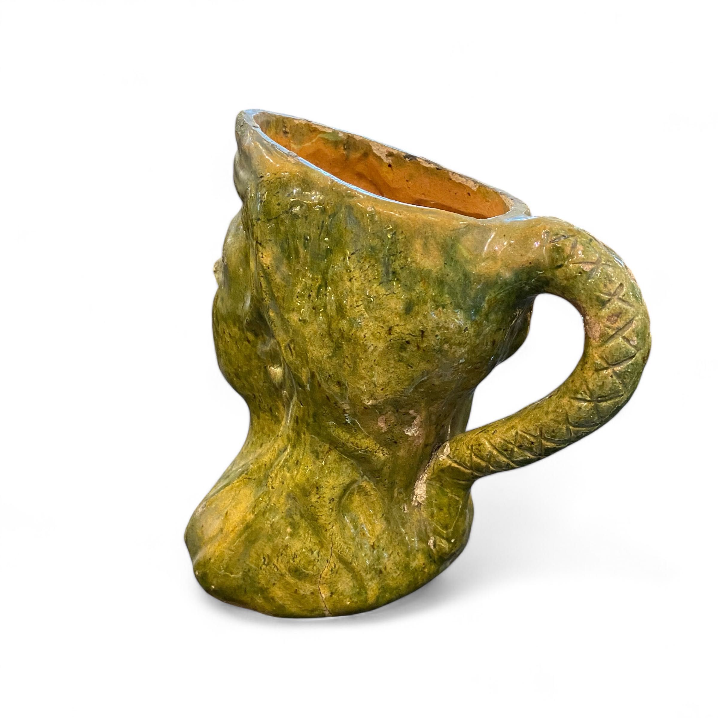 Caneca em Barro com Asa Antropomórfica em forma de Cabeça de Mulher