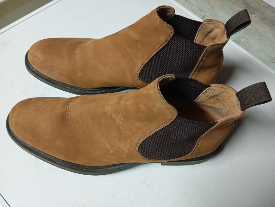 4  pares de Sapatos/botas  novos ..