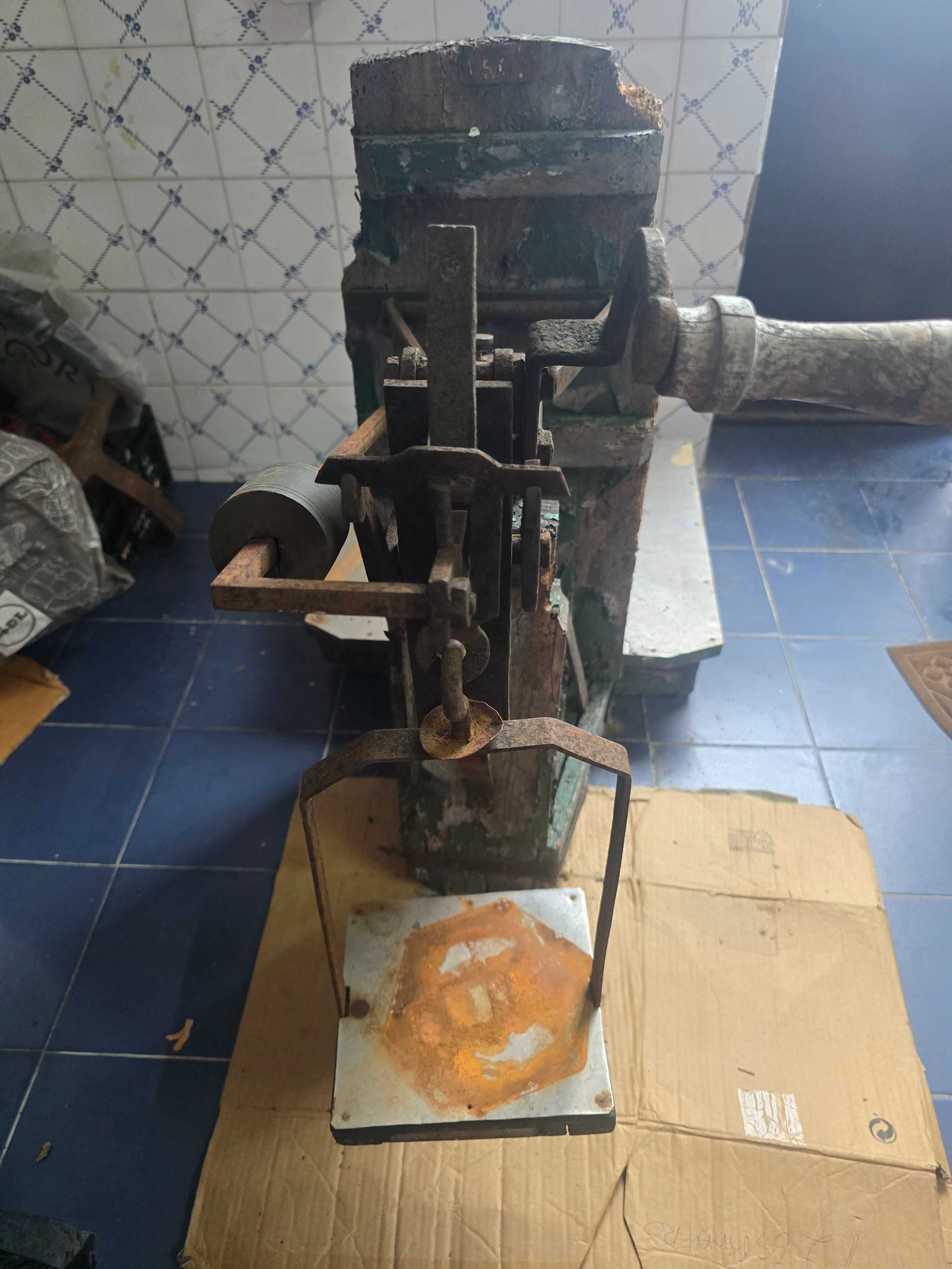 Balança decimal muito antiga para restauro