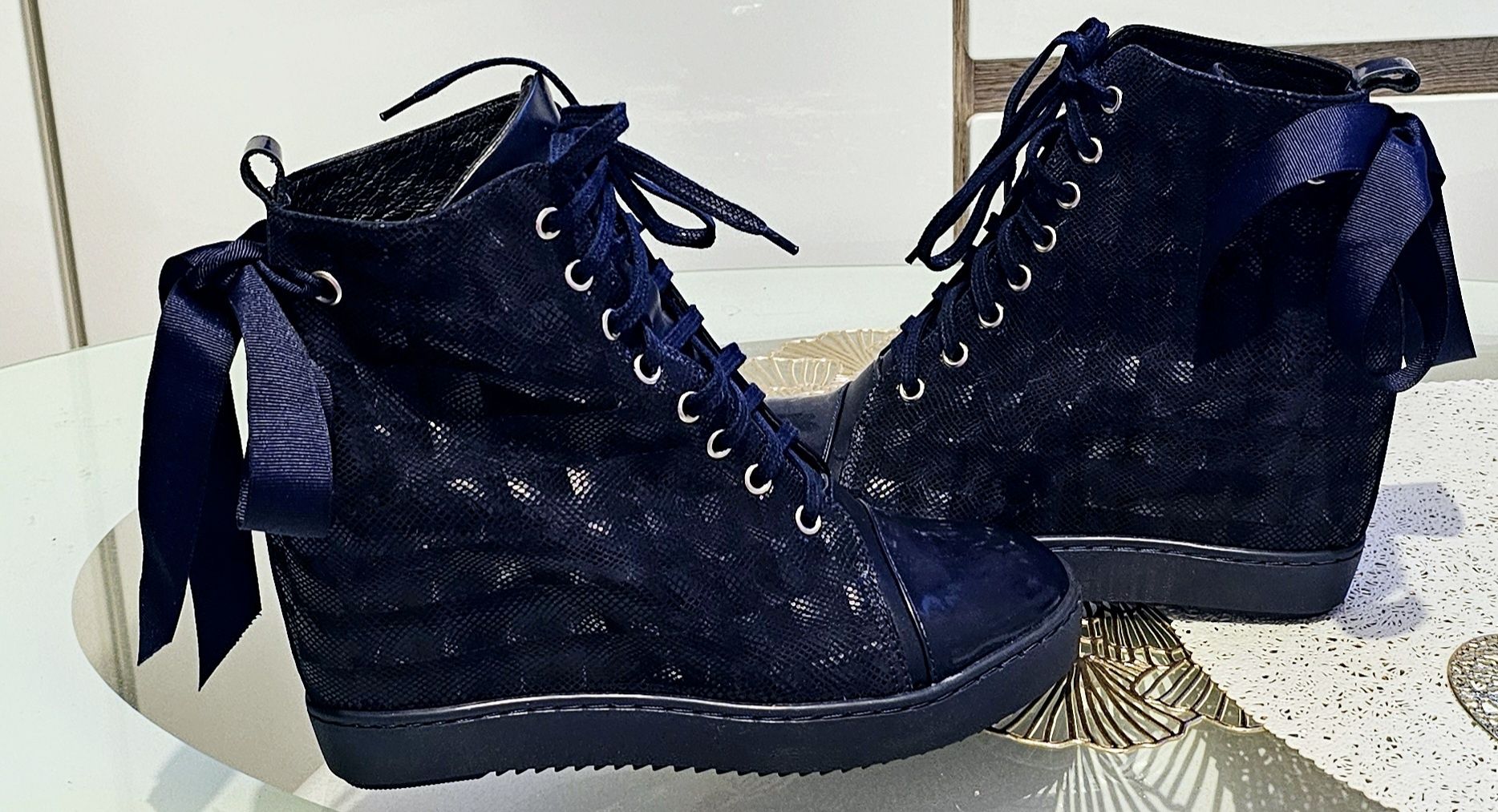 Nowe, skórzane granatowe sneakersy na koturnie, R. Polański, rozm 39