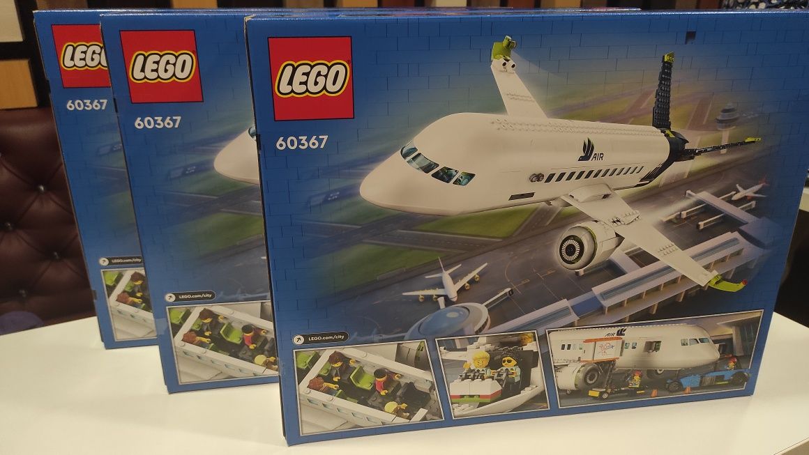 Конструктор LEGO City 60367 Пассажирский самолет (913 деталей)