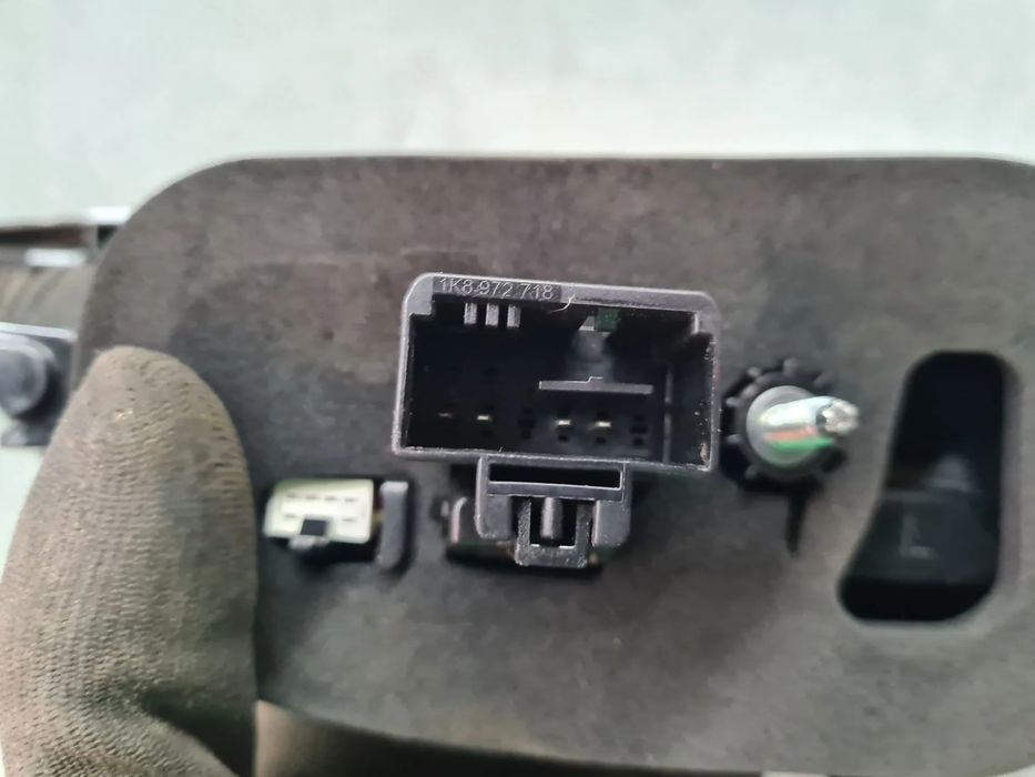 Farolim da mala esquerdo VOLKSWAGEN Golf VIII Variant (CG5)