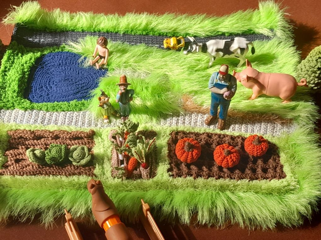 Вязаный игровой коврик ферма
