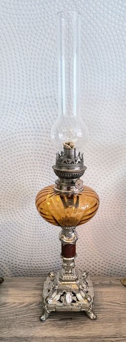 Piękna lampa naftowa z bursztynowym zbiornikiem.