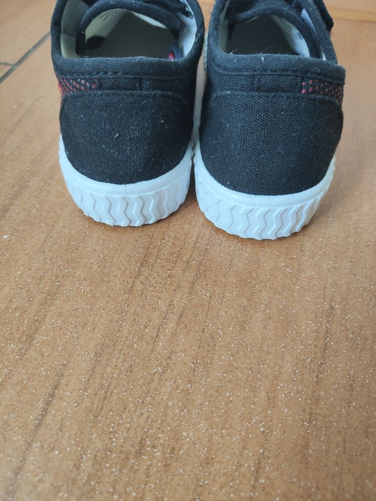 Nowe trampki chłopięce