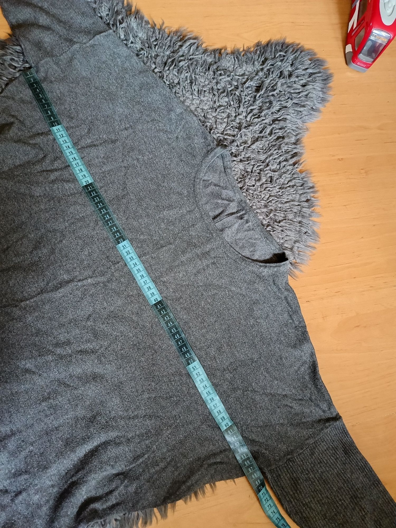 Szary luźny sweter oversize z szerokim rękawem
