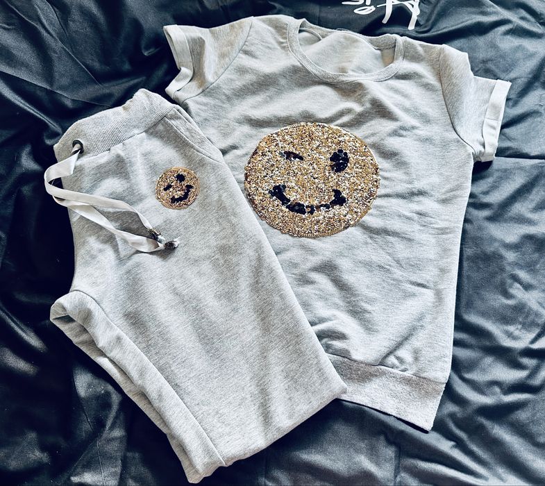 Śliczny letni dres damski szary z cyrkoniami