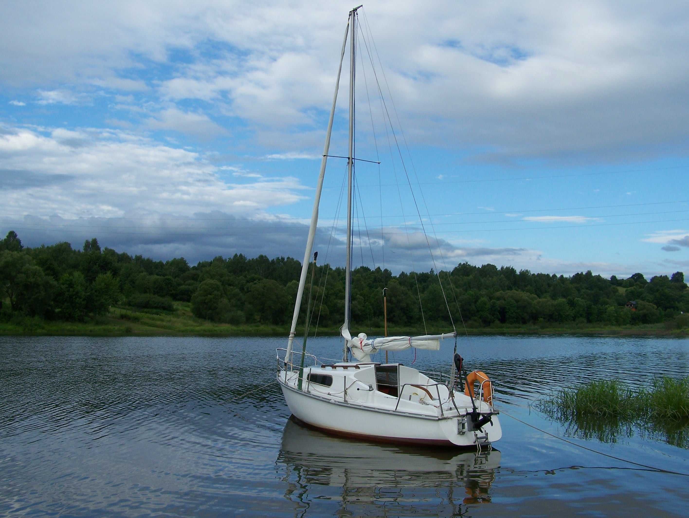 Jacht żaglowy Carina z zarejestrowaną przyczepą