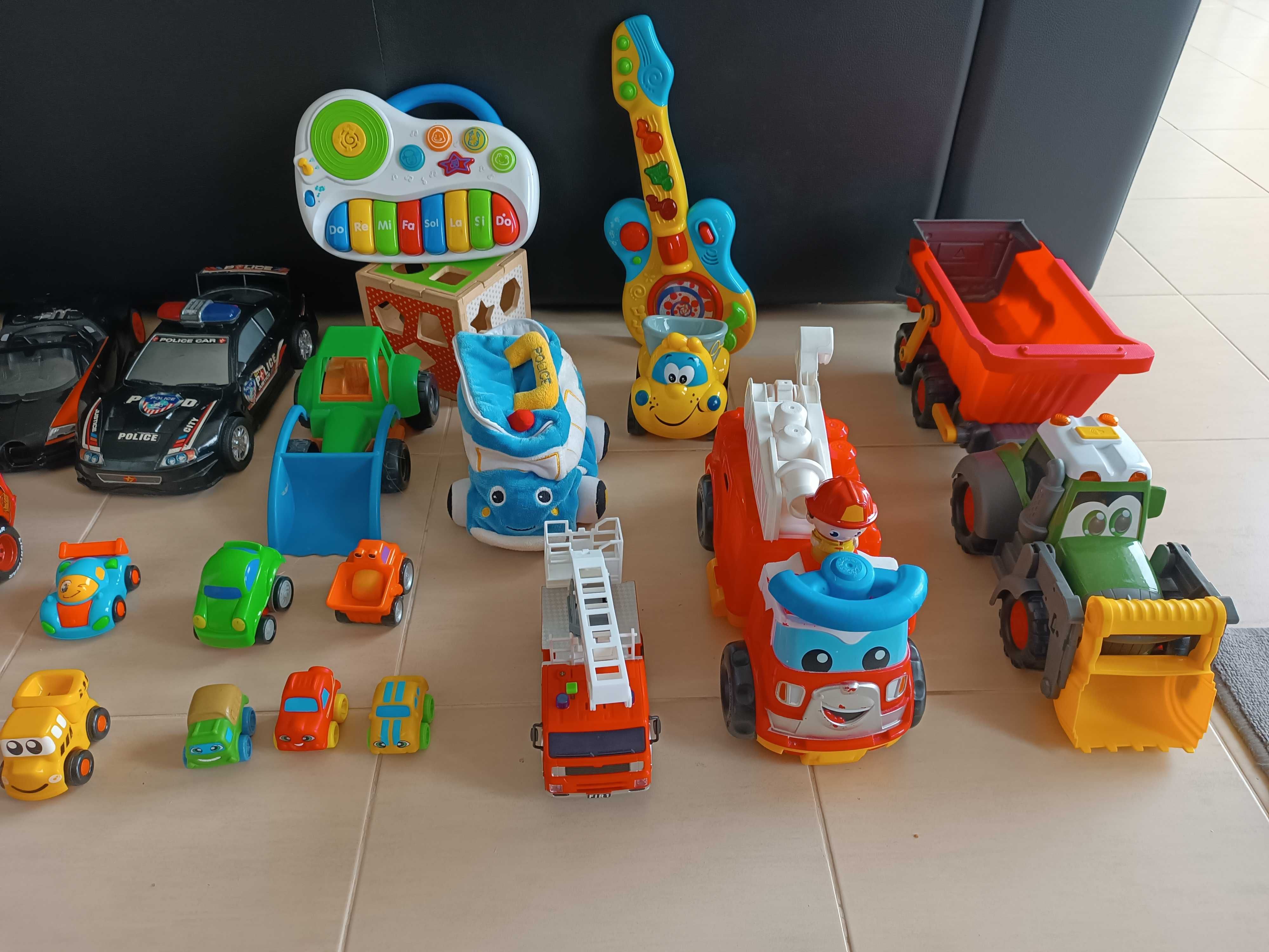 Conjunto de brinquedos carros e outros