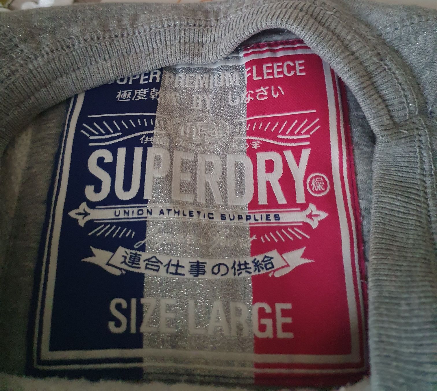 Śliczna i niepowtarzalna bluza Superdry.