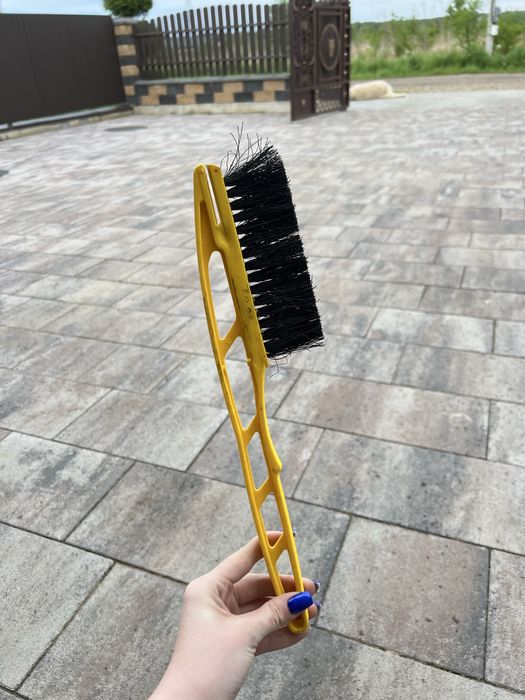 Щітки для чистки авто від снігу