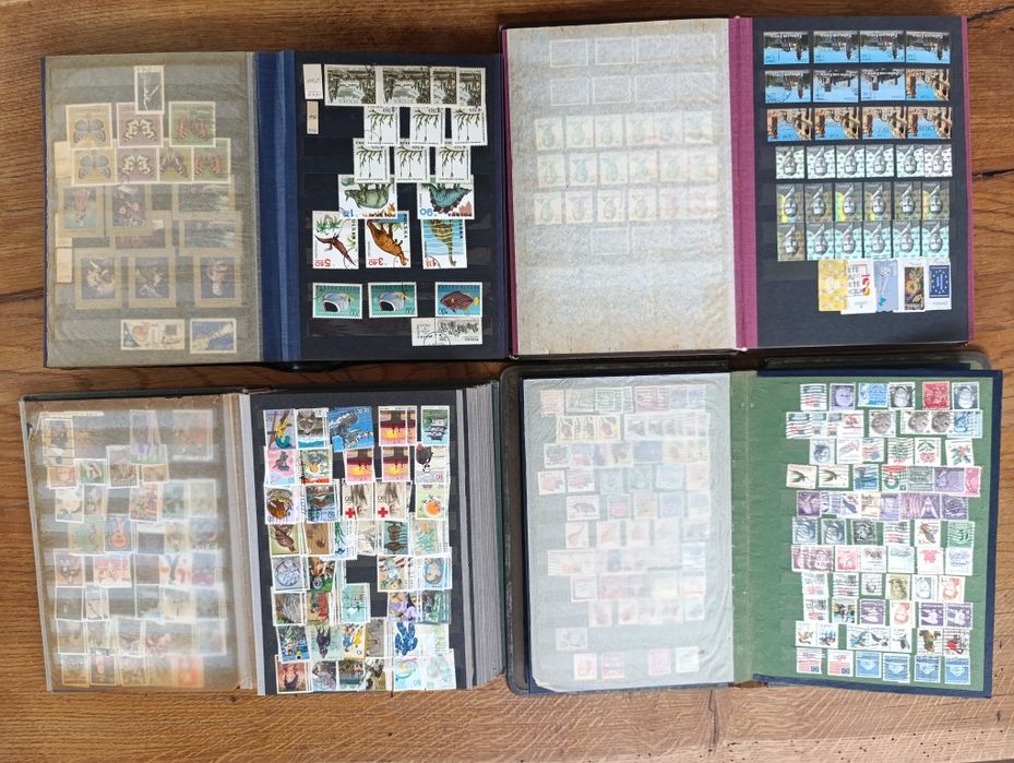 4 duże klasery ze znaczkami cały świat