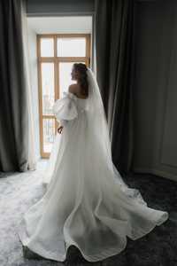 Весільна сукня з воланами шлейф