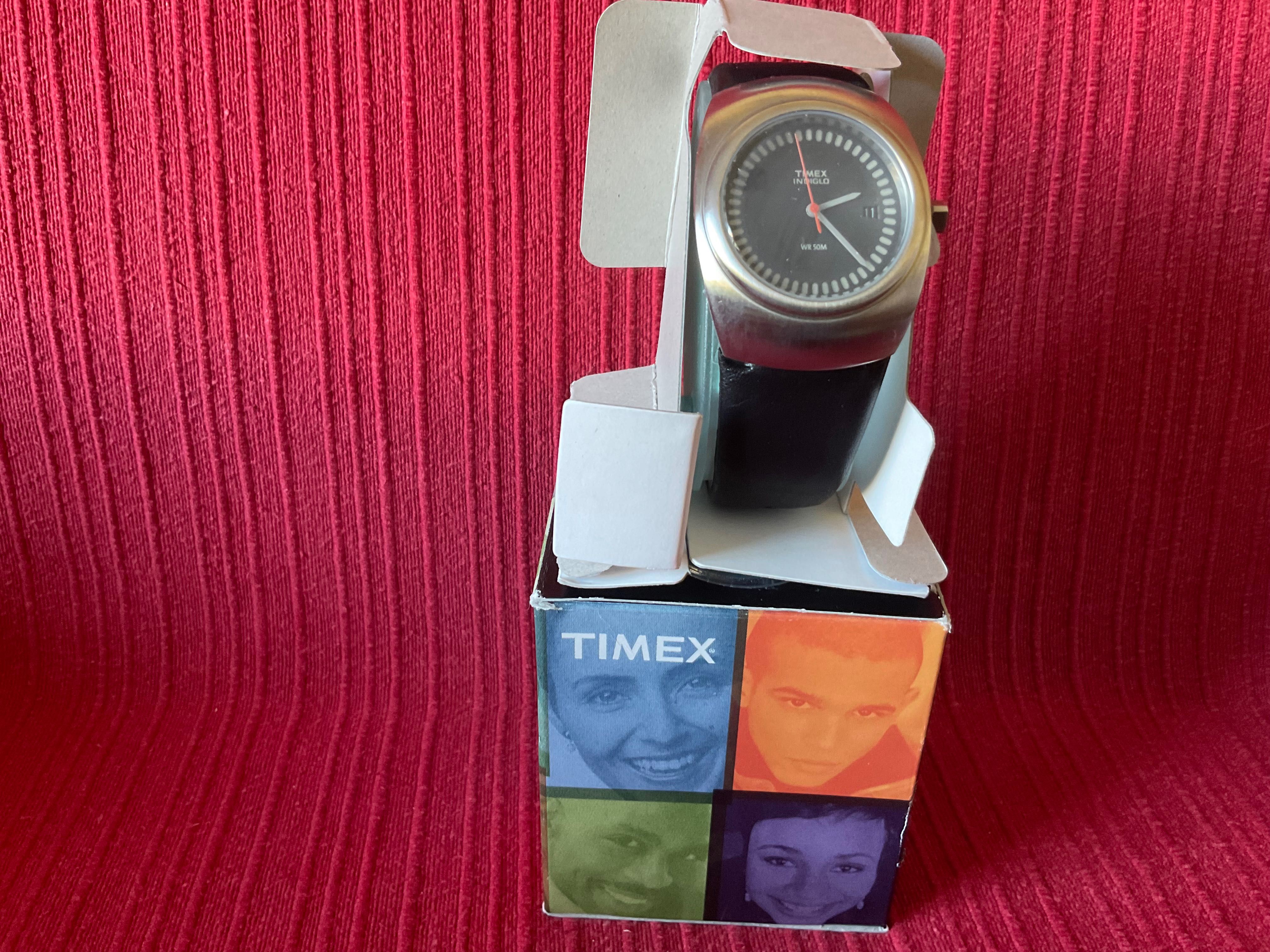 Telefone baquelite, relógio Timex, Azzaro, ferro antigo