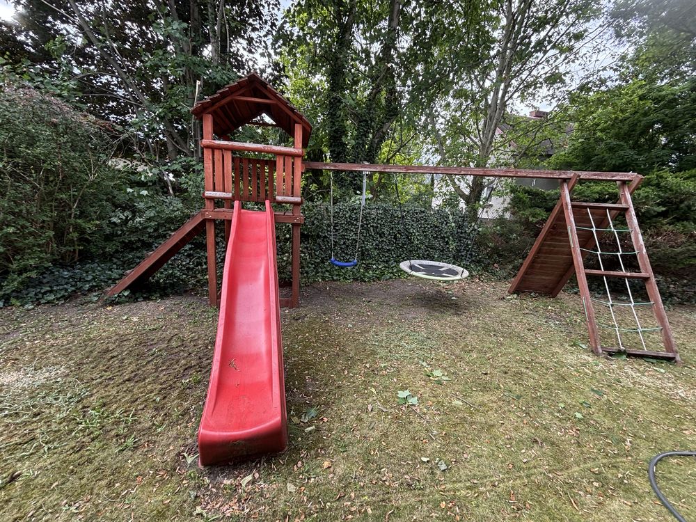 Plac zabaw dla dzieci, Domek, huśtawki