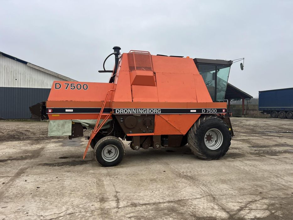 Комбайн зернозбиральний Dronningborg 7500