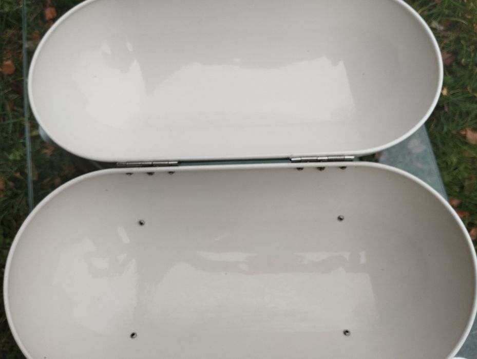 Chłopak, pojemnik na chleb itp.