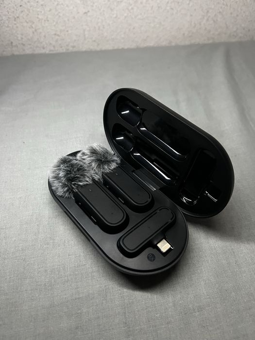 Бездротові петличні мікрофони з зарядним кейсом