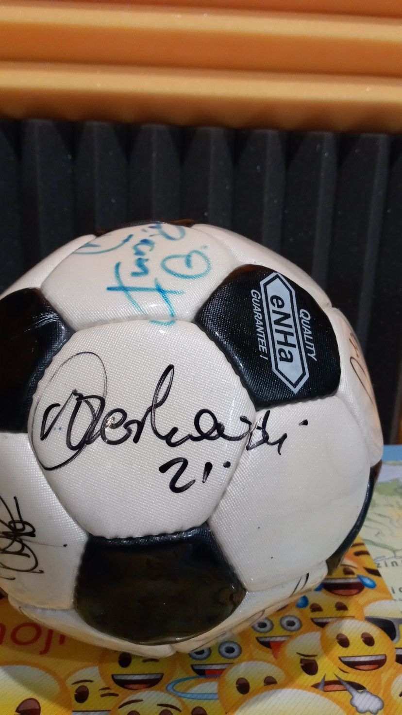 Sprzedam piłkę z autografami piłkarzy.