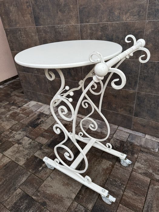 Столик кований на колесах