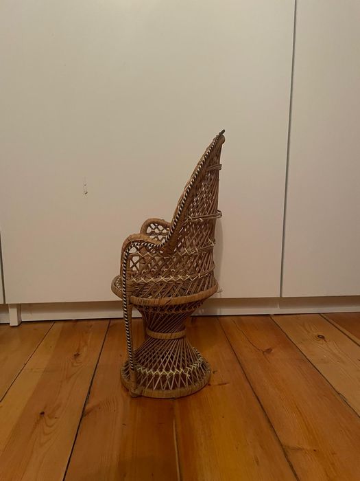 Fotel kwietnik paw peacock dla lalek wiklinowy krzesełko miniatura