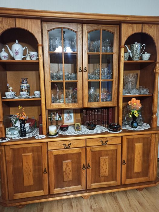 Solidny drewniany kredens