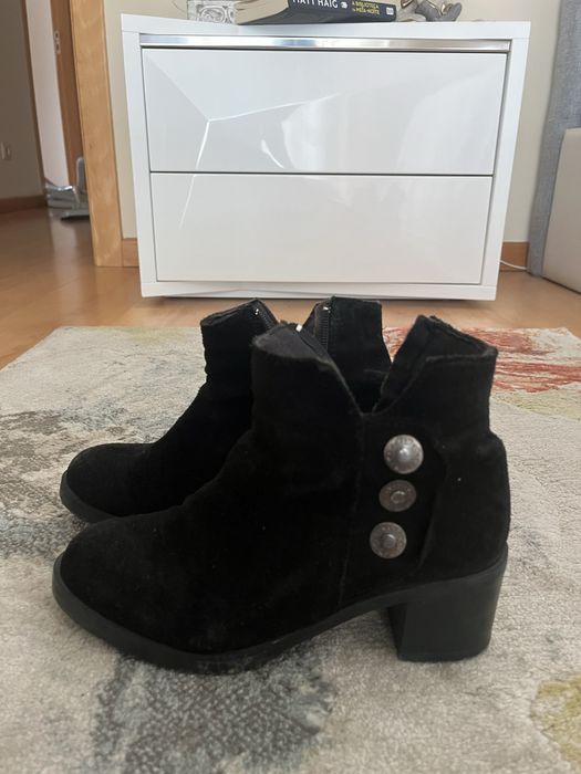 Botas pretas de camurça