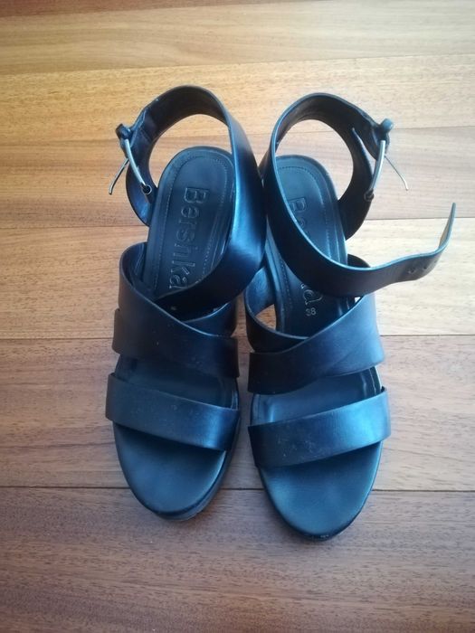 Sandálias pretas salto