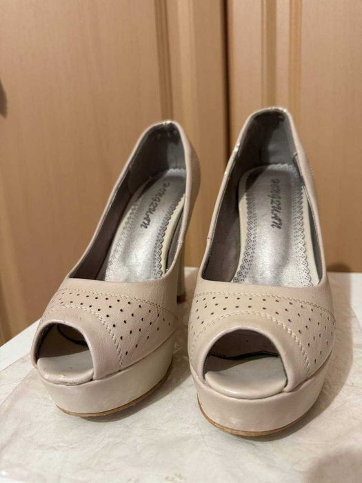 Жіночі туфлі бежевого кольору з відкритим носком