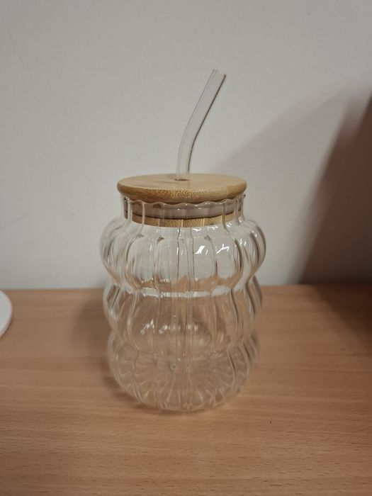 Kubek wielorazowy z pokrywką i słomką do picia