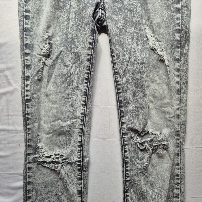 Spodnie rurki przecierane w kolorze szarym