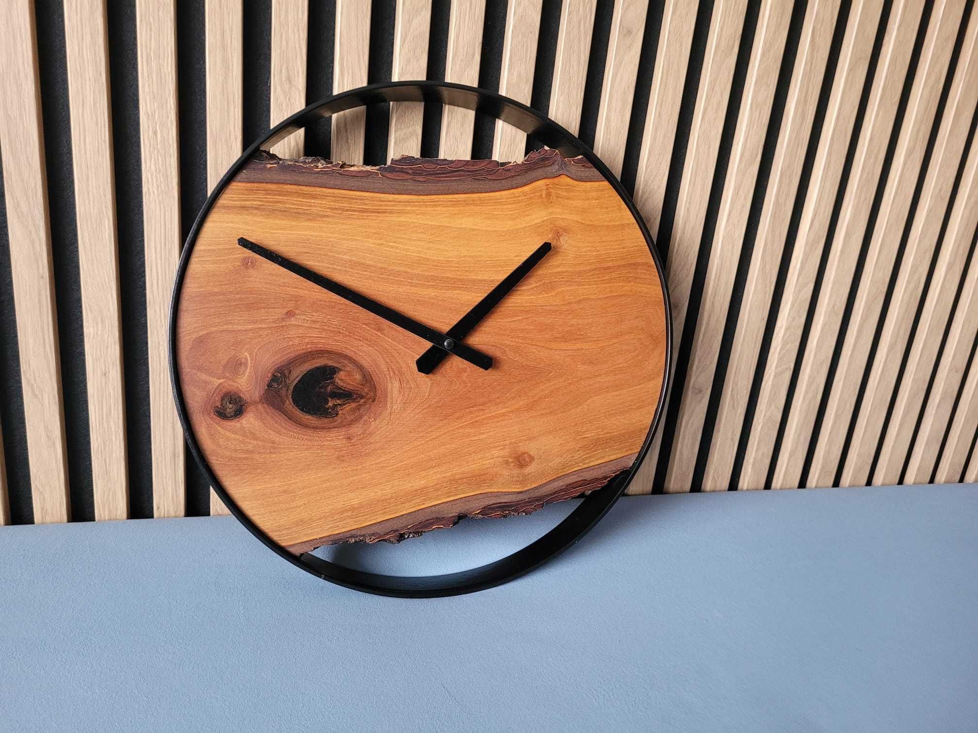 Drewniany zegar w metalowej obręczy w stylu loft - orzech włoski, 40cm