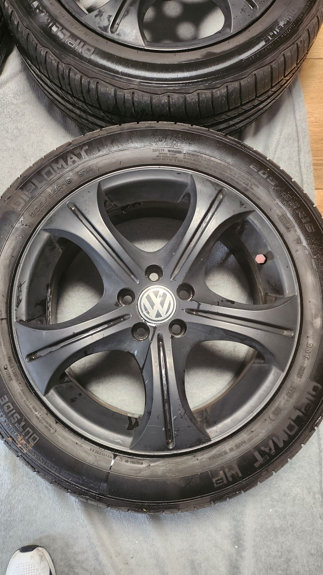 Felgi aluminiowe-Alufelgi od golfa 4 opony letnie 205/55r16