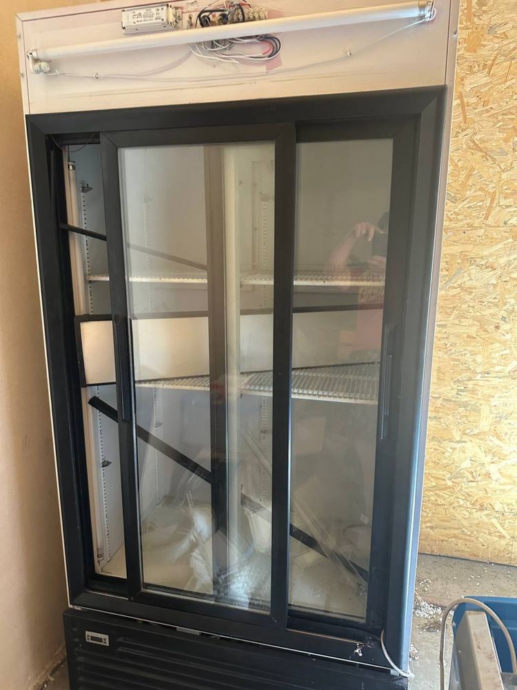 Продам шкаф - холодильник - 2 шт и морозильную камеру на 400 литров