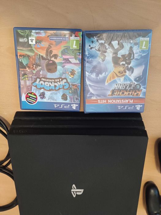 Konsola Playstation 4 Pro 1TB + 2 pady + 14 gier